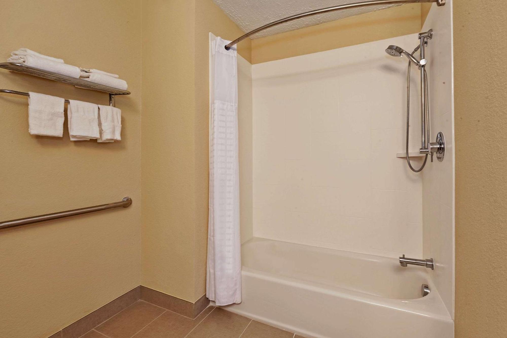 Comfort Inn Whitehall Near Michigan'S Adventure Extérieur photo
