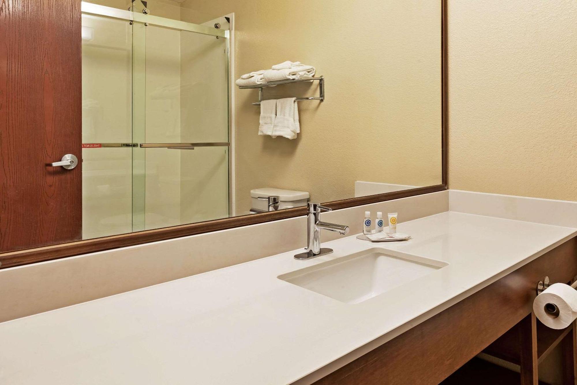Comfort Inn Whitehall Near Michigan'S Adventure Extérieur photo